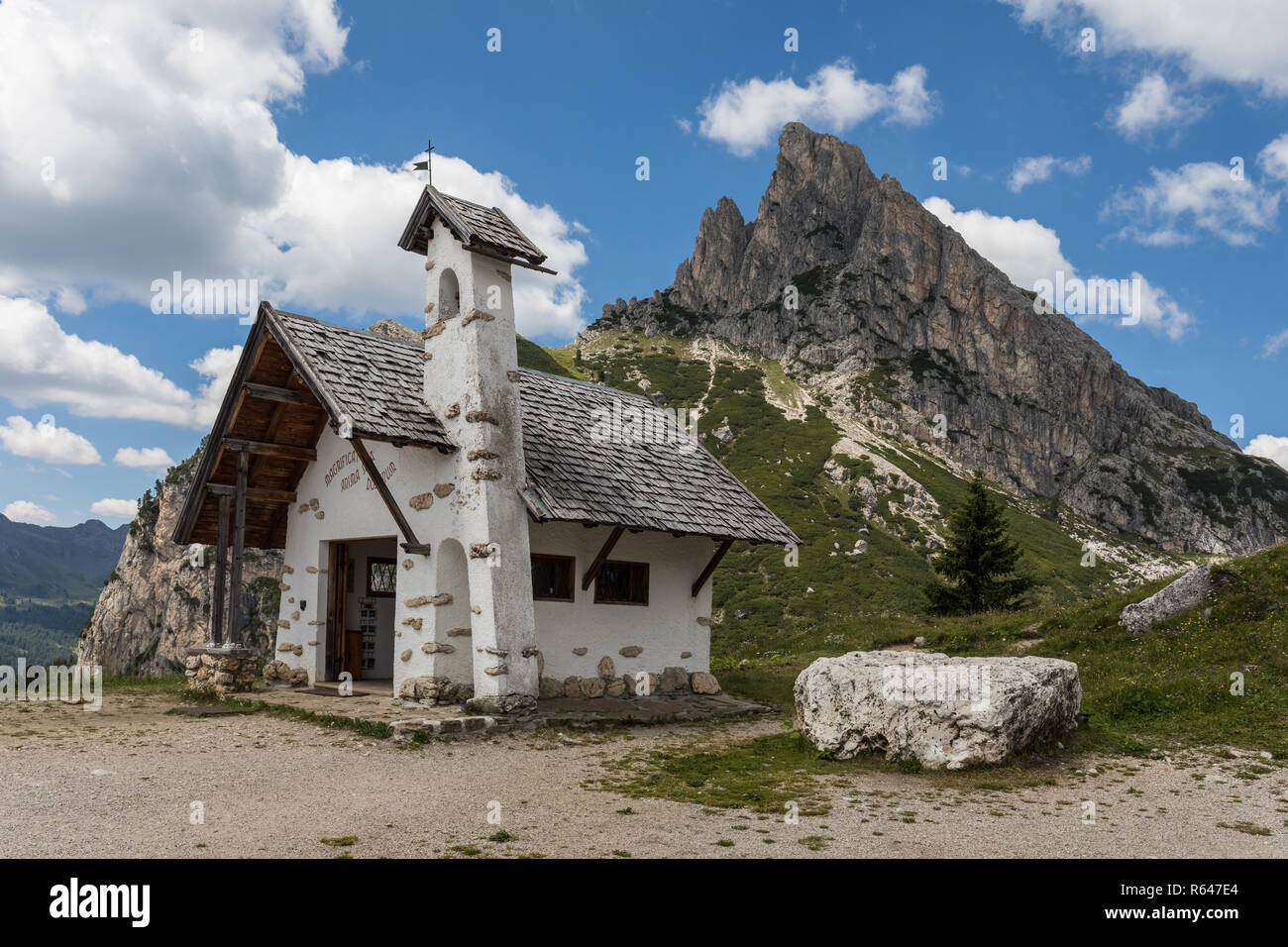 Chapel at Passo Falzarego (Falzarego Pass) and Sass de Stria mountain, Dolomites, Veneto, Italy Stock Photo