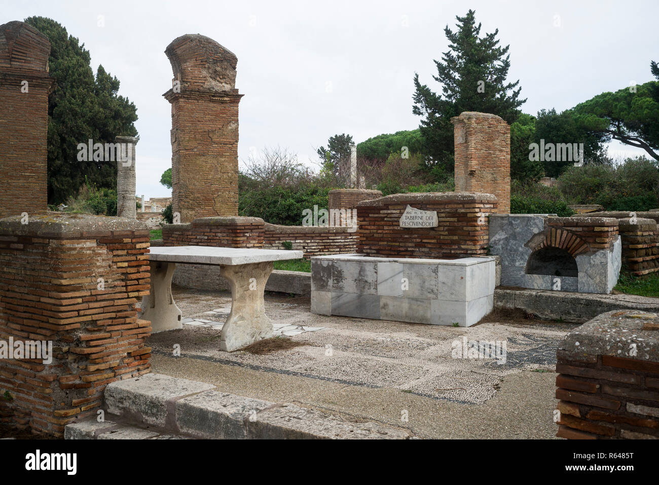 Rome. Italy. Ostia Antica. Taberna di Pescivendoli (Fishmongers shop), 3rd century AD.  Regio IV - Insula V - Taberne dei Pescivendoli (IV,V,1) Stock Photo