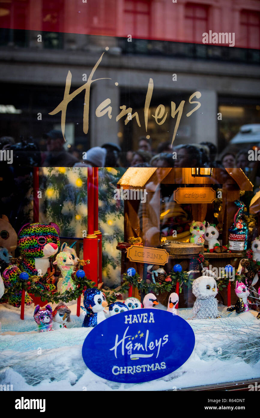 Hamleys christmas window hi res stock photography and images Alamy