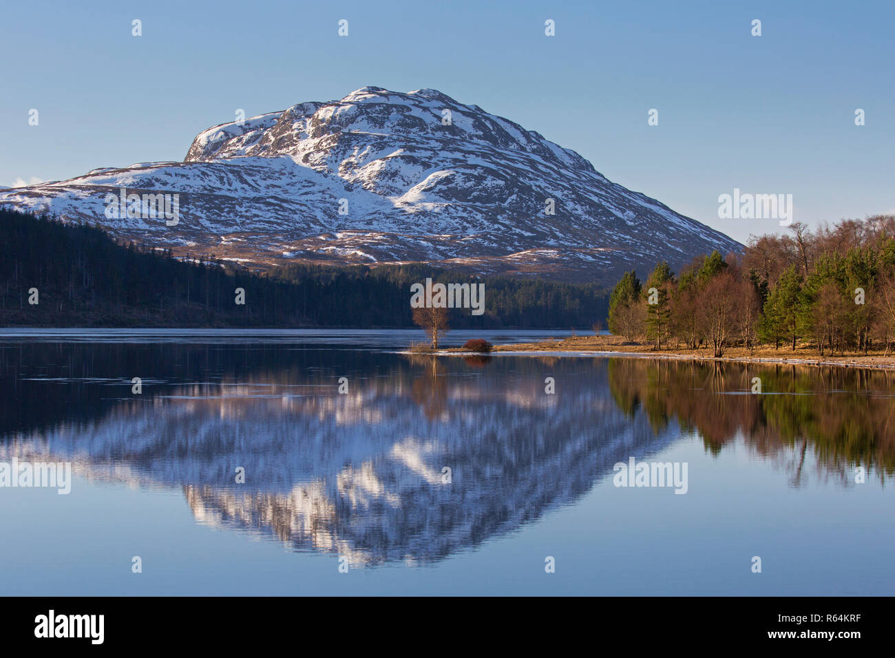 Loch Laggan and snow covered mountain Creag Meagaidh near Dalwhinnie in the Scottish Highlands in winter, Lochaber, Highland, Scotland, UK Stock Photo