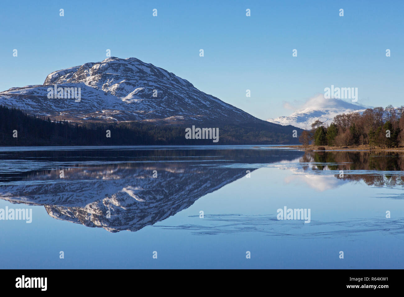Loch Laggan and snow covered mountain Creag Meagaidh near Dalwhinnie in the Scottish Highlands in winter, Lochaber, Highland, Scotland, UK Stock Photo
