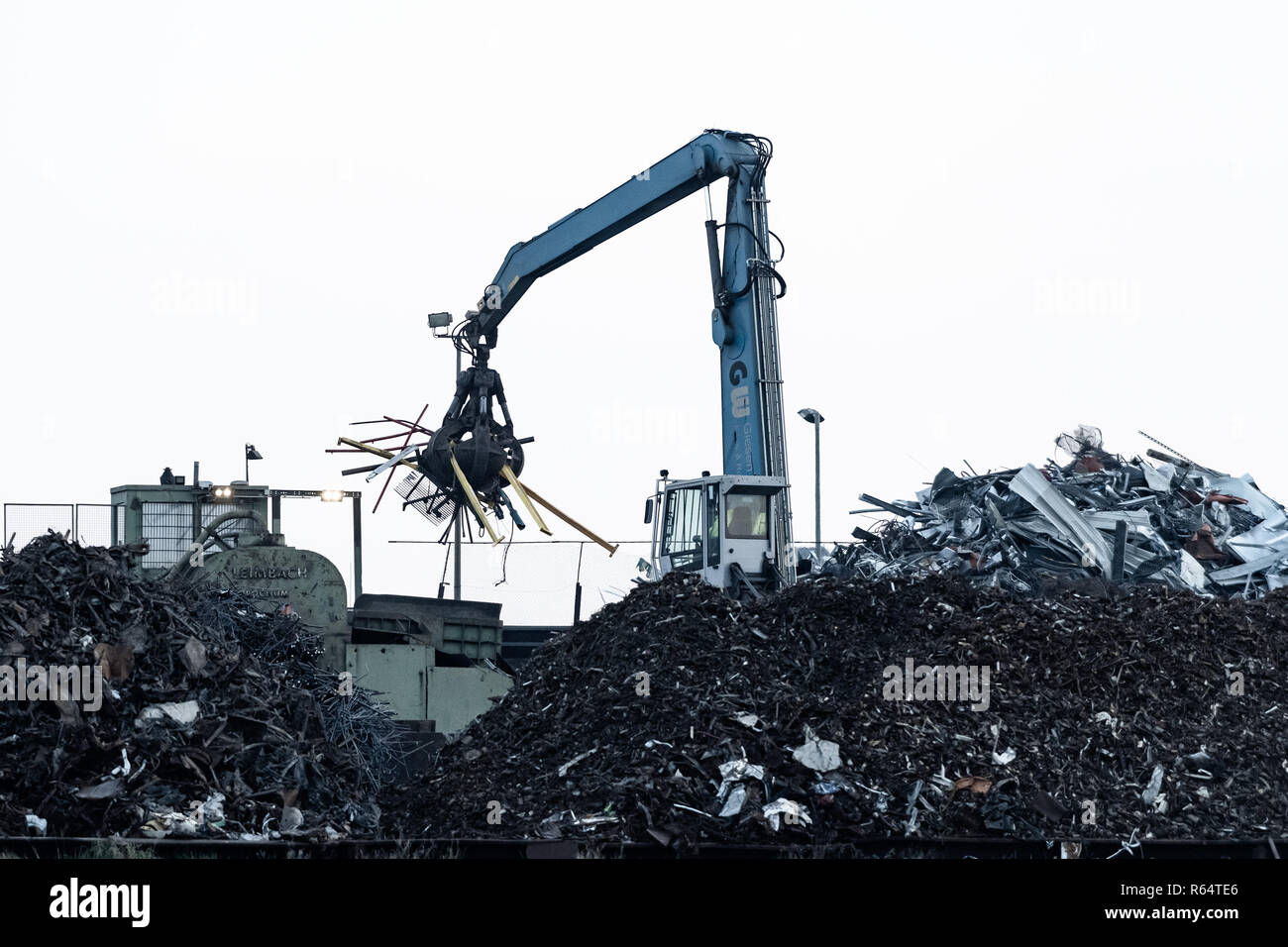 Scrap metal crane grabber hi-res stock photography and images - Alamy