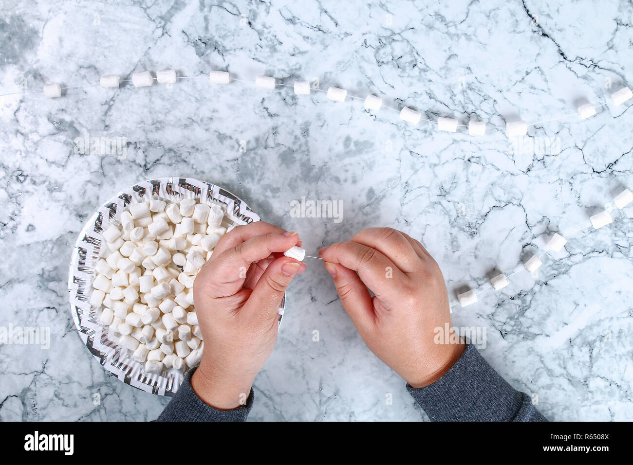 Diy marshmallow garland. Guide on photo how to make a decorative