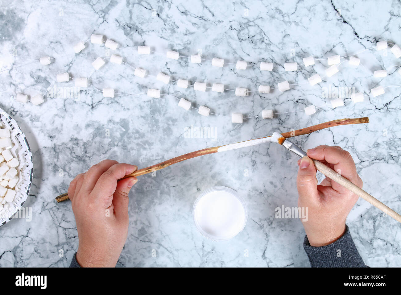 Diy marshmallow garland. Guide on photo how to make a decorative