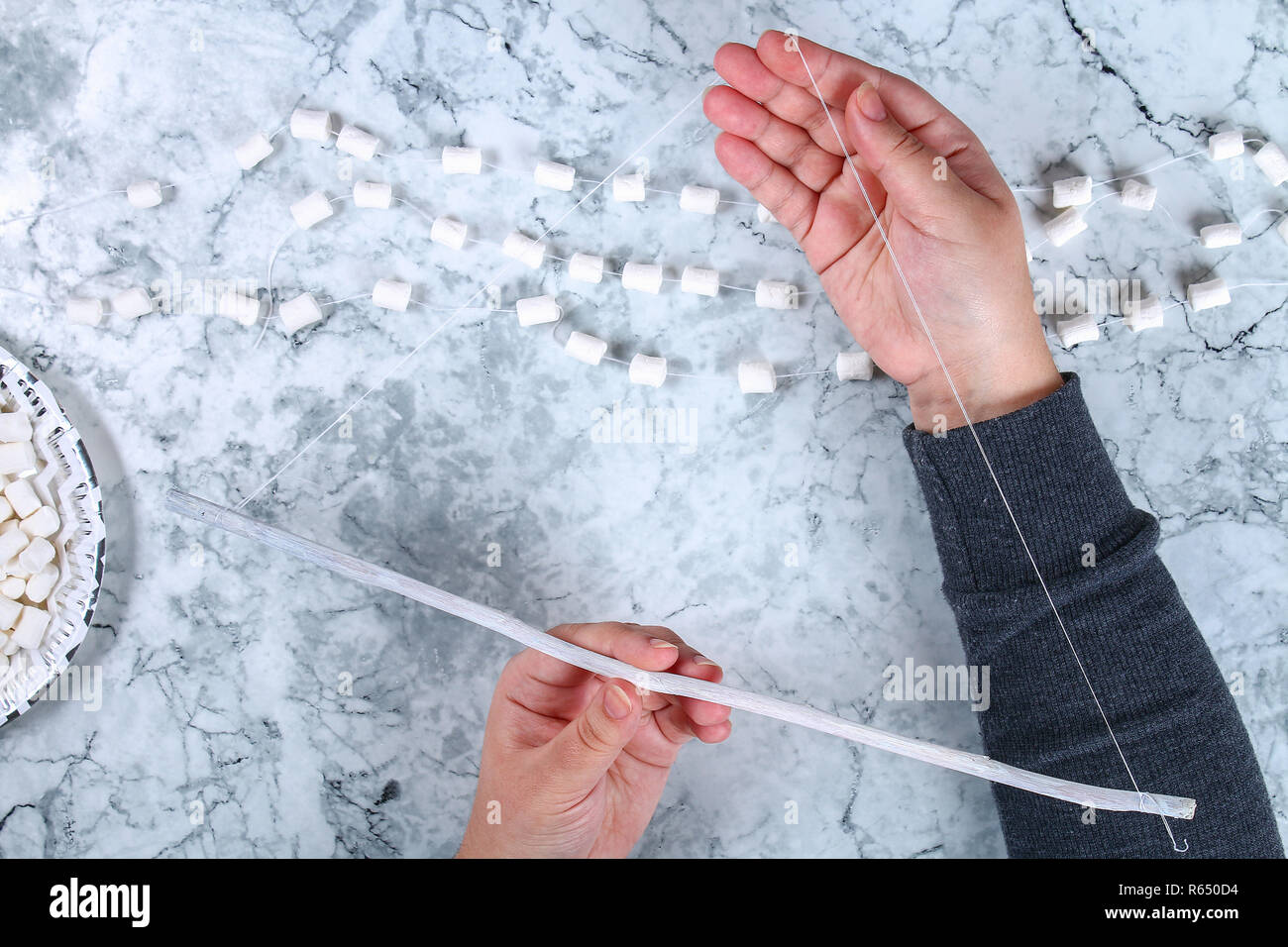 Diy marshmallow garland. Guide on photo how to make a decorative