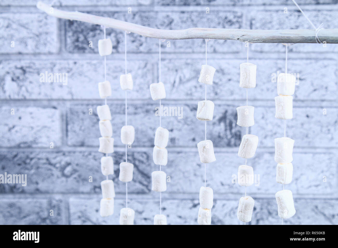 Diy marshmallow garland. Guide on photo how to make a decorative