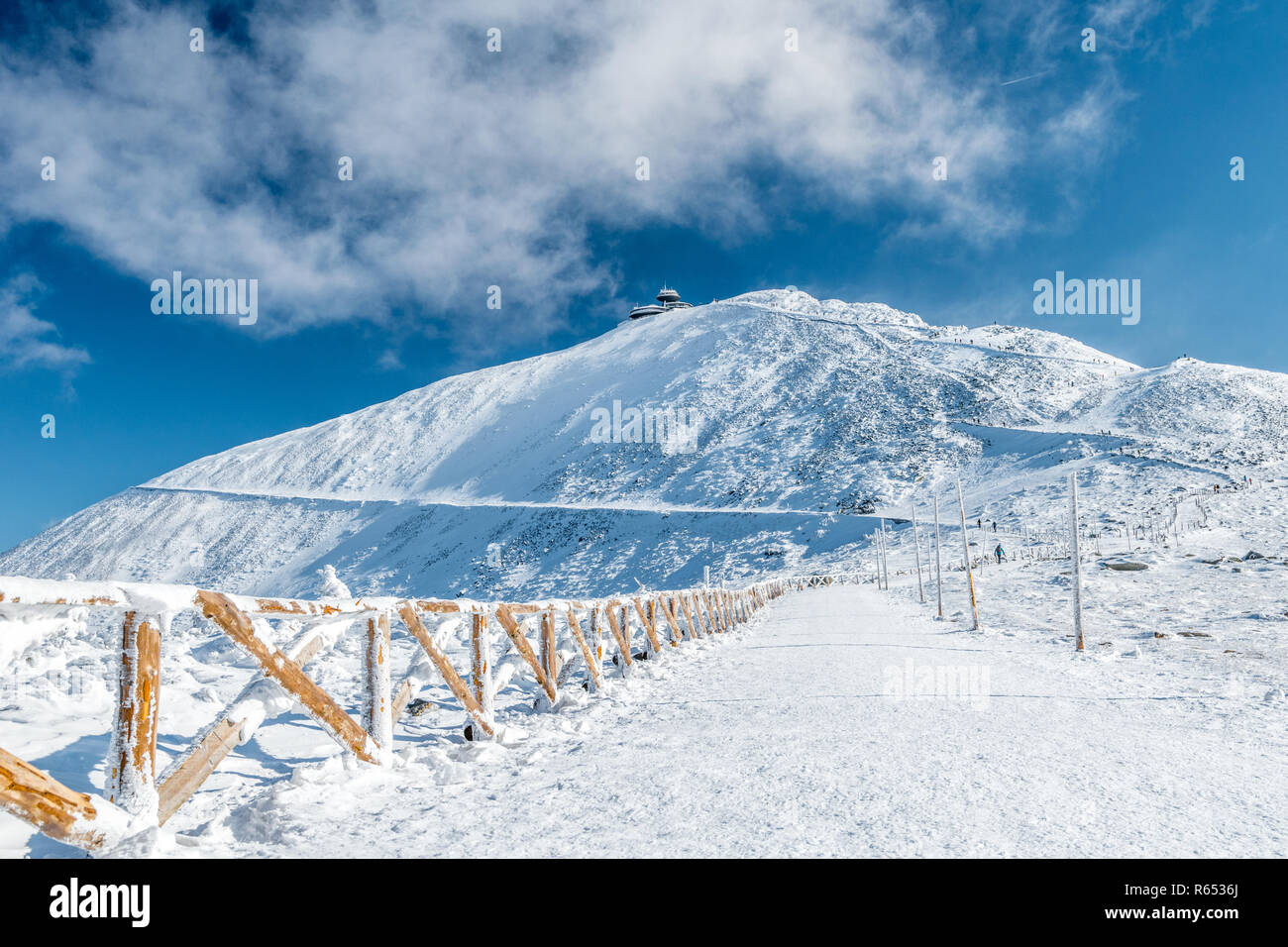 Fenced hiking path to Snezka mountain on a sunny day in winter, Giant mountains (Krkonose), Czech republic Stock Photo