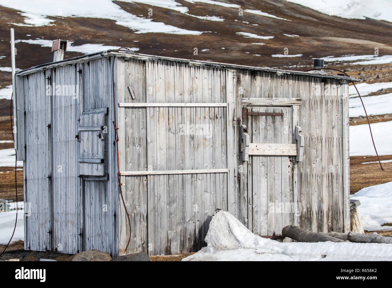 A wooden hunters cabin at Kapp Lee, Edgeøya, Svalbard Archipelago, Norway. Stock Photo