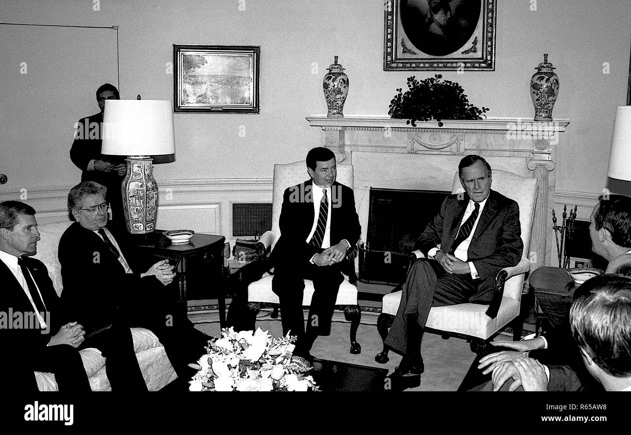 Washington, DC. 4-18-1991 President George H.W. Bush meets with State Governors in the Oval Office prior the briefing on National Education.  L-R Roy Romer (Colo) John Ashcroft (Missouri) President Bush,  Sec. of Education Lamar Alexander Credit: Mark Reinstein /MediaPunch Stock Photo