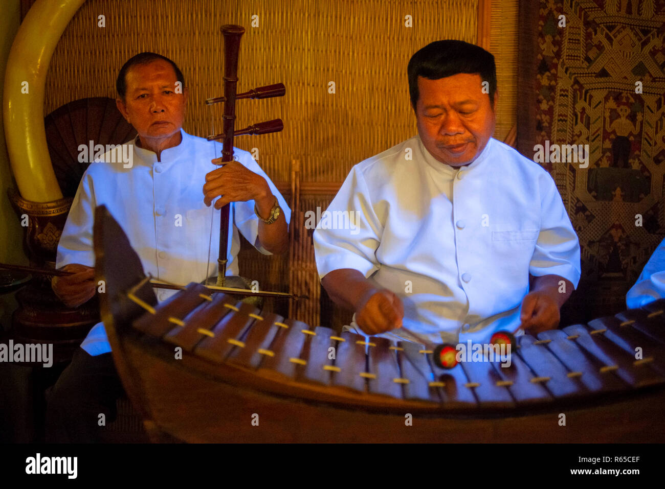 Kualao Restaurant Entertainment Rue Samsenthai local music and dances