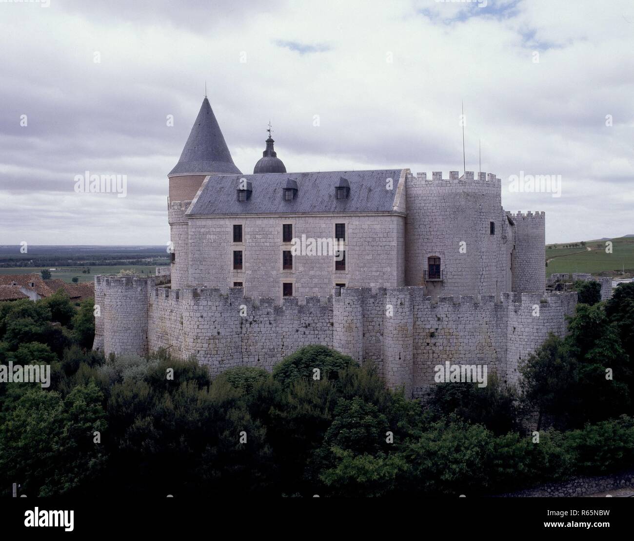 CASTILLO MEDIEVAL CONVERTIDO EN ARCHIVO HISTORICO. Location: CASTILLO / ARCHIVO-EDIFICIO. Simancas. Valladolid. SPAIN. Stock Photo