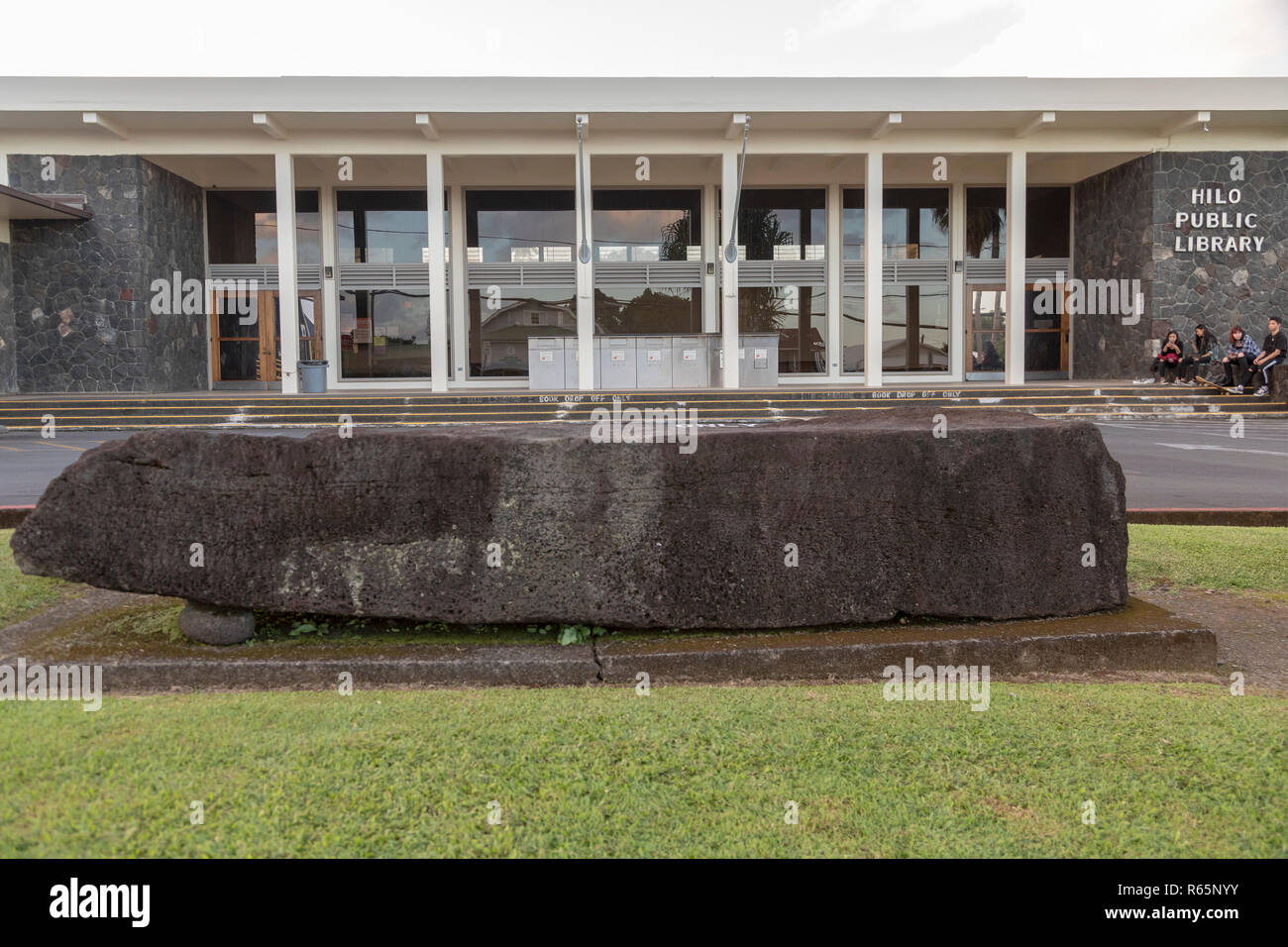 Hilo, Hawaii - The Naha Stone, in front of the Hilo Public Library. Legend says that when he was a youth, King Kamehameha was able to move this 7,000  Stock Photo