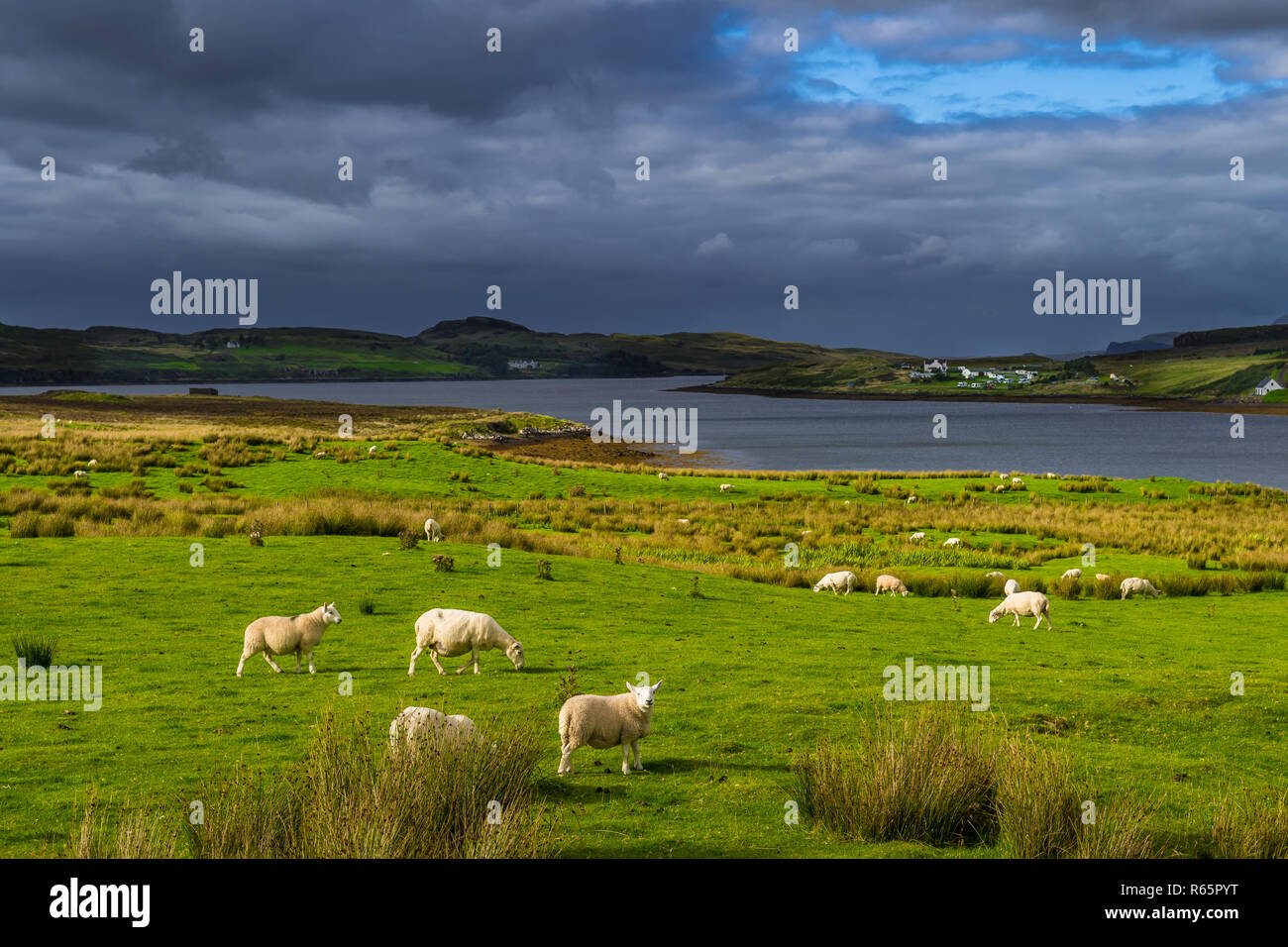 Isle of skye house lake hi-res stock photography and images - Alamy