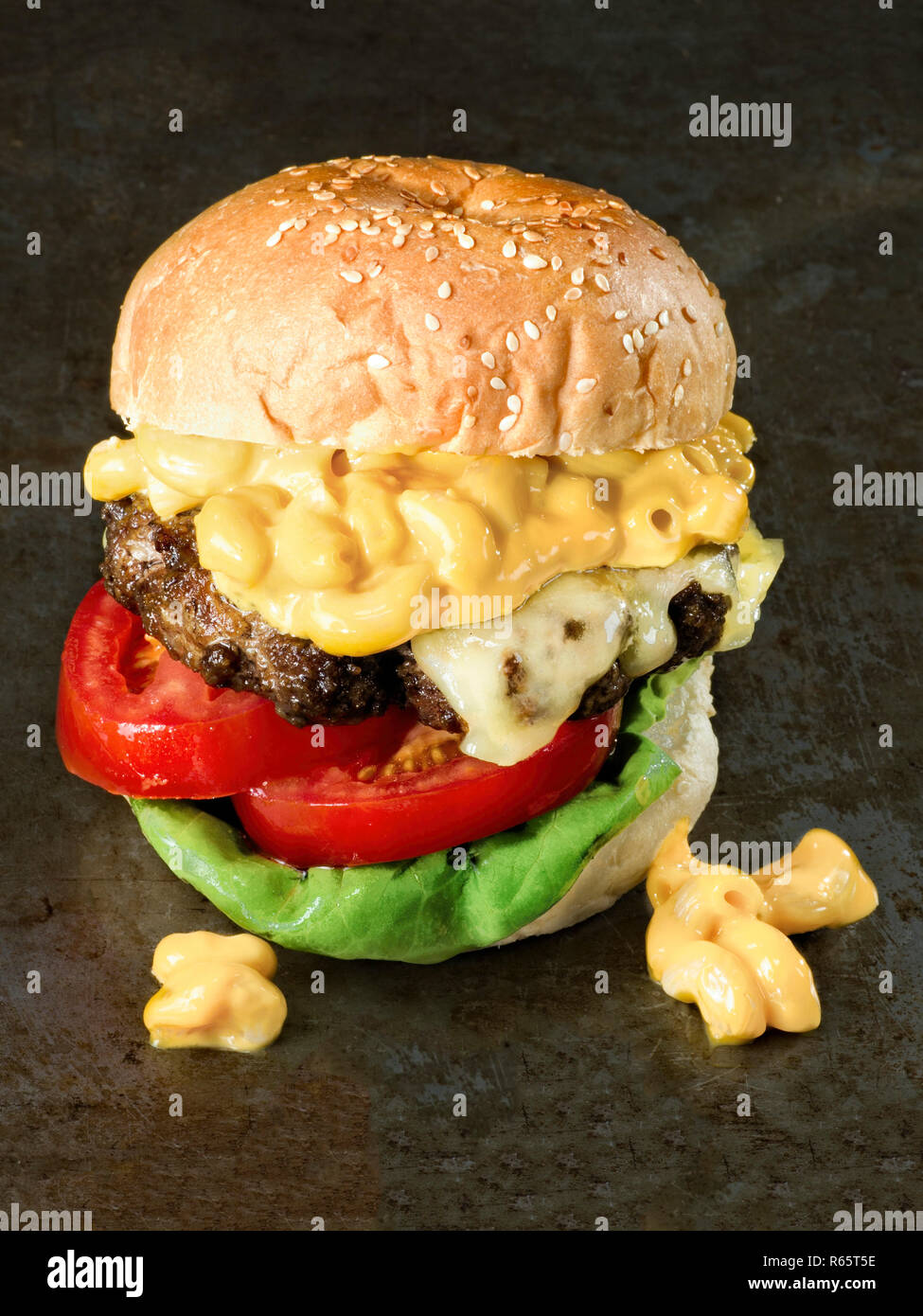 rustic american mac and cheese hamburger Stock Photo Alamy