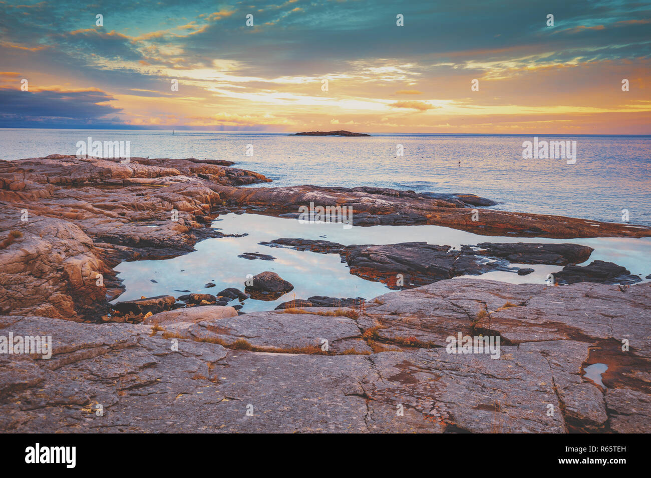 Sea shore at sunset hi-res stock photography and images - Alamy