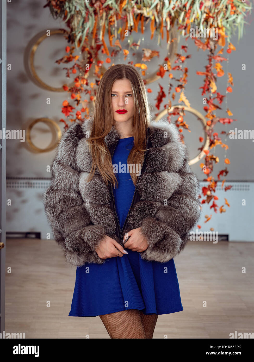 Blonde woman wearing a fur coat Stock Photo - Alamy