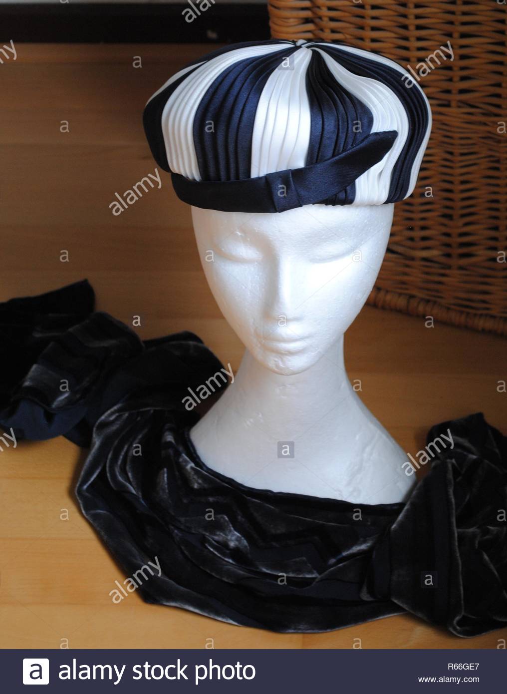 Pillbox Hat Stock Photos & Pillbox Hat Stock Images Alamy