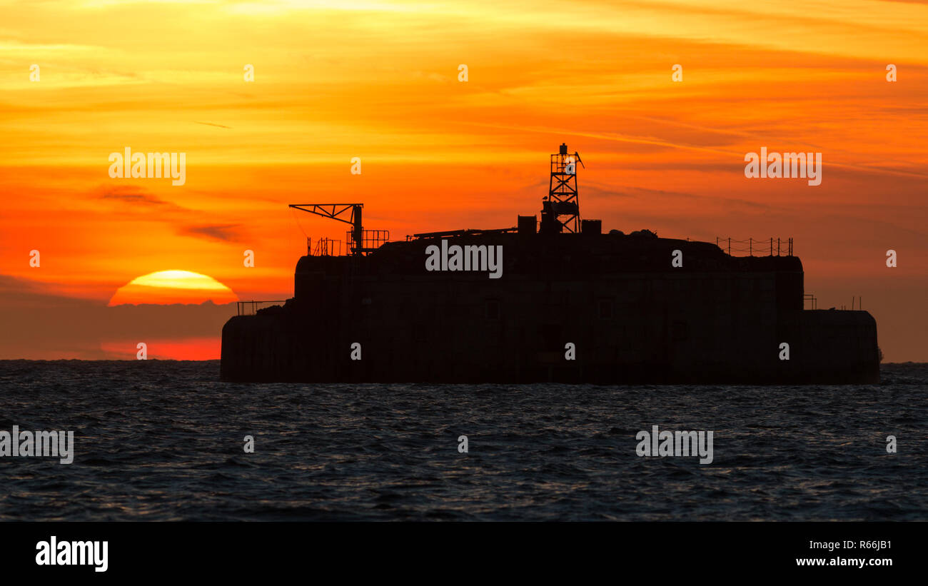 Sunrise over the St. Helen's fort in The Solent Stock Photo