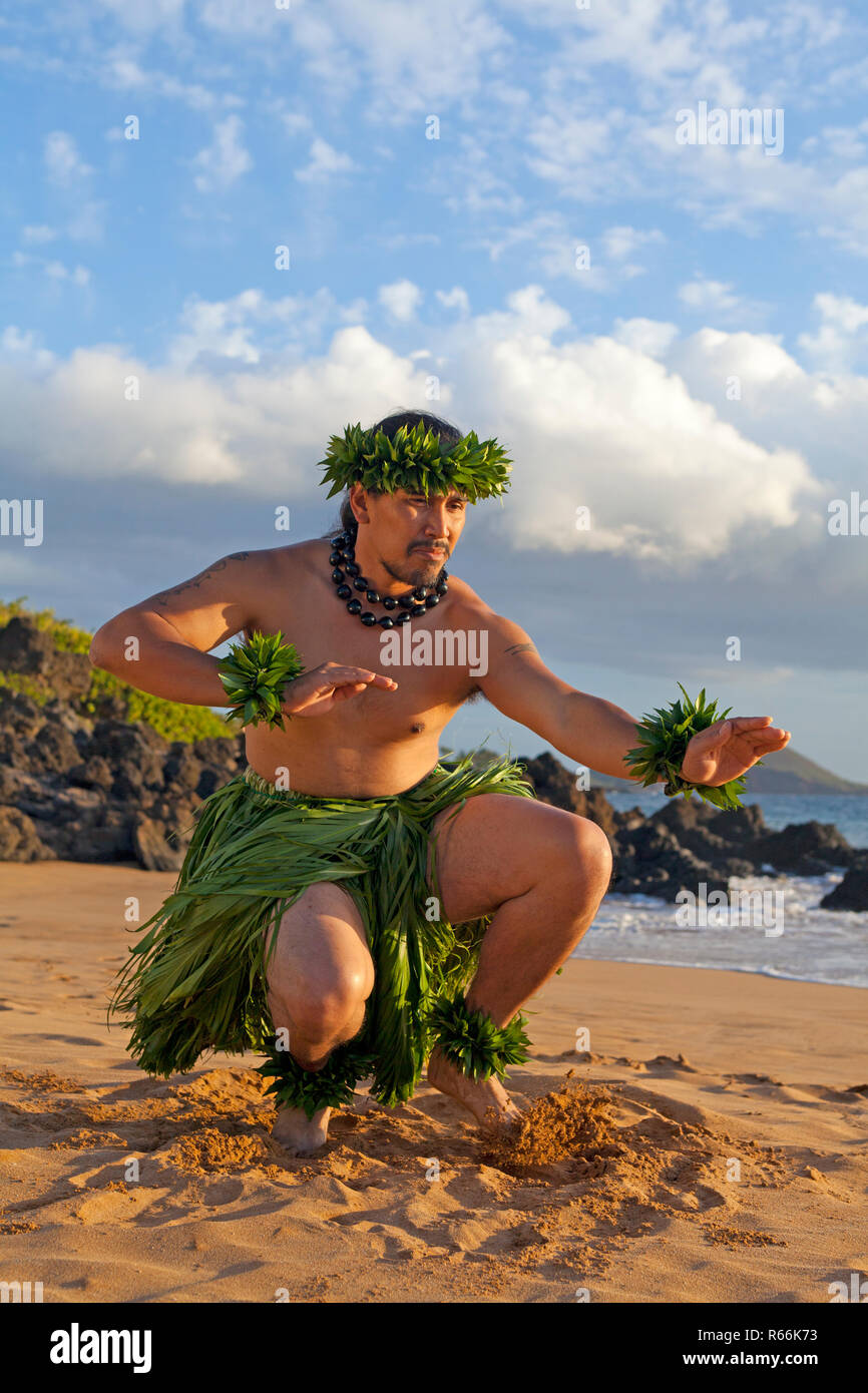 Polynesian Tahitian girl in grass skirt , Stock Video