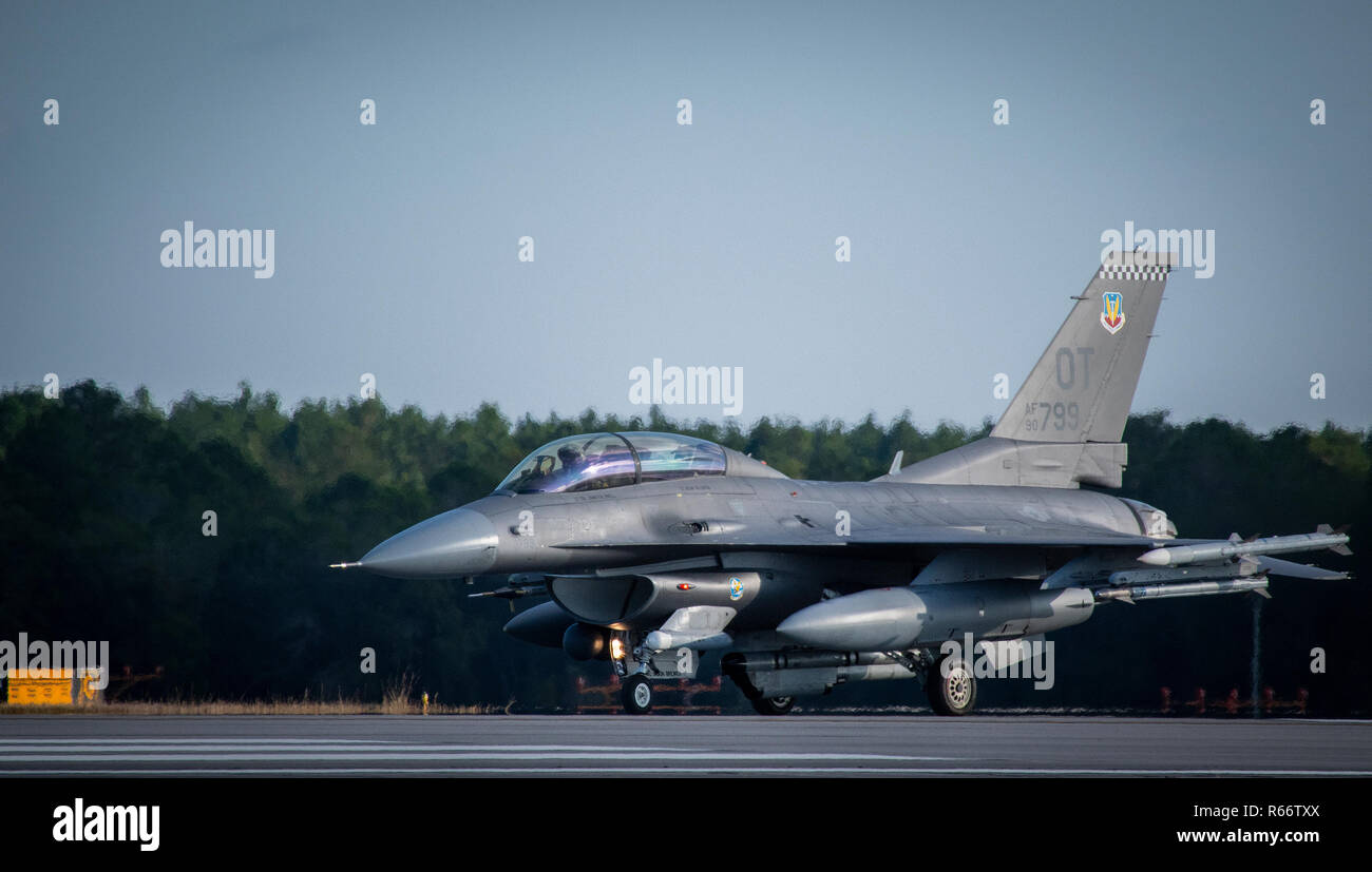 A 53rd Wing F-16 Fighting Falcon prepares to take off Nov. 20 at Eglin Air Force Base, Fla.  The F-16 belongs to the 85th Test and Evaluation Squadron, the unit responsible for operational testing of the aircraft and the F-15 at Eglin. (U.S. Air Force photo/Samuel King Jr.) Stock Photo