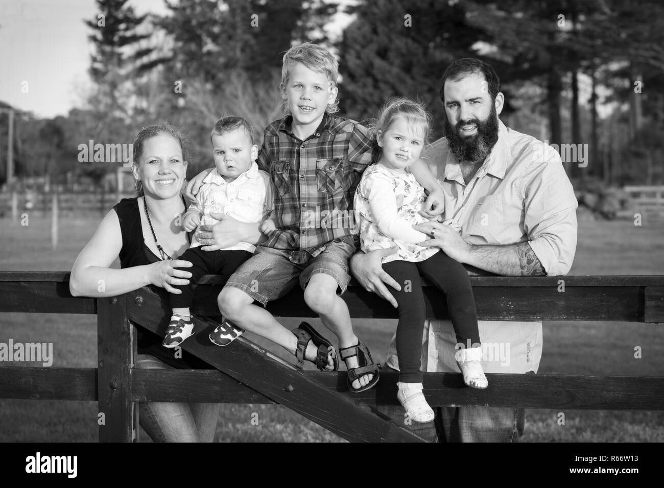 семья блэк. Black white family. Family black and white photo. семейный портрет черно-белый фото. An old black and white family portrait.