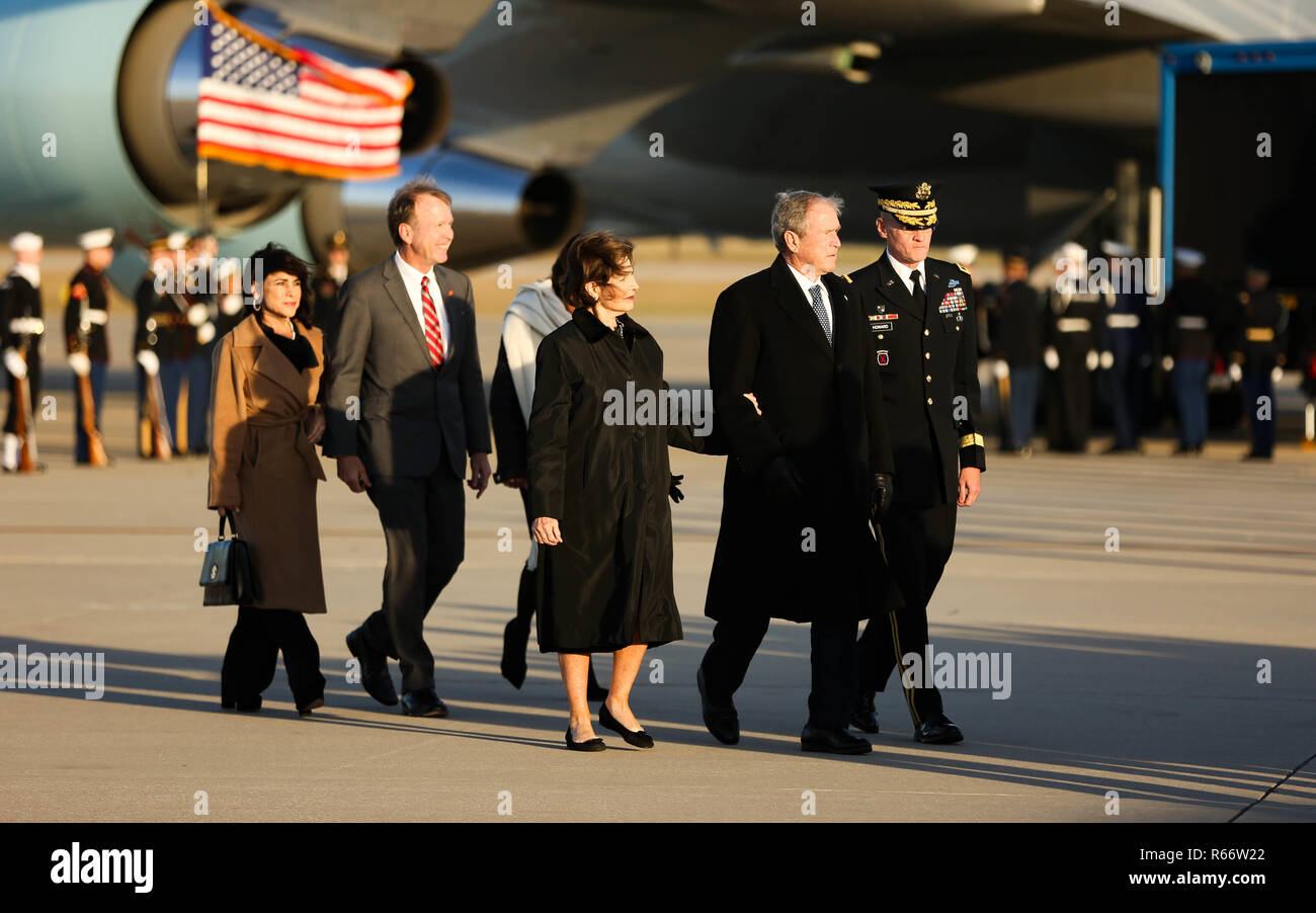 Former President, George W. Bush and wife, Laura Bush land on the flightline with family and friends at Joint Base Andrews, Maryland, Dec. 03, 2018. Military and civilian personnel assigned to Joint Task Force-National Capital Region provided ceremonial and civil affairs support during President George H.W. Bush's state funeral.  (DoD photo by U.S. Army Pfc. Elijah Foster) Stock Photo