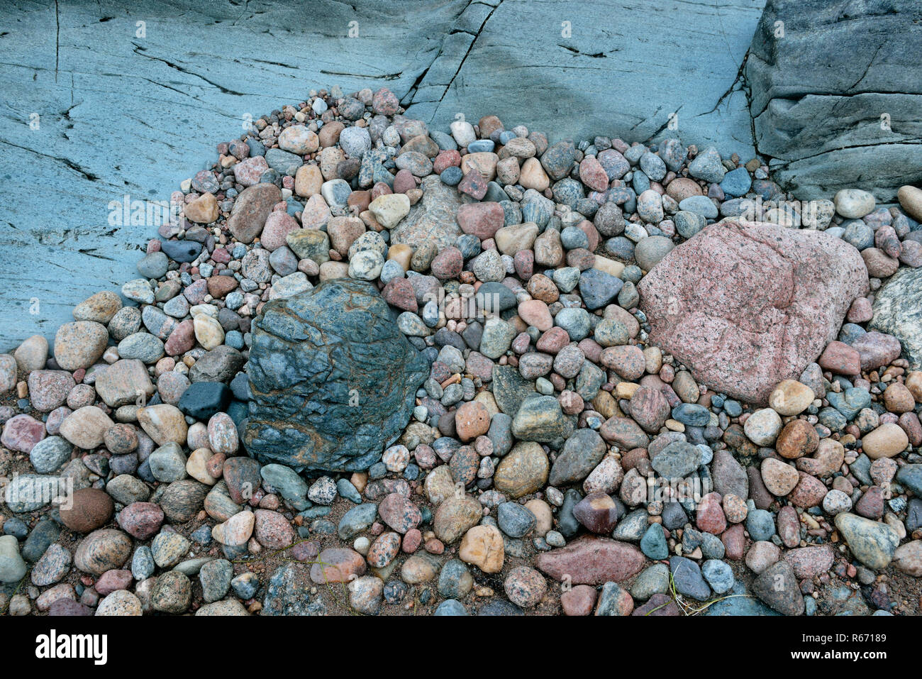Ennadai Lake shoreline rocks and stones, Arctic Haven lodge on Ennadai