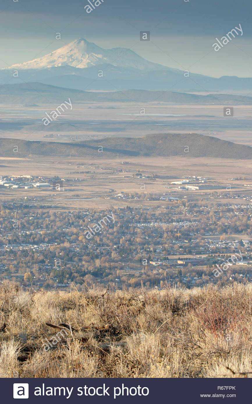 Mount Shasta With Klamath Basin Klamath Falls Cityscape In Foreground Hogback Mountain Klamath Falls Oregon Usa Stock Photo Alamy
