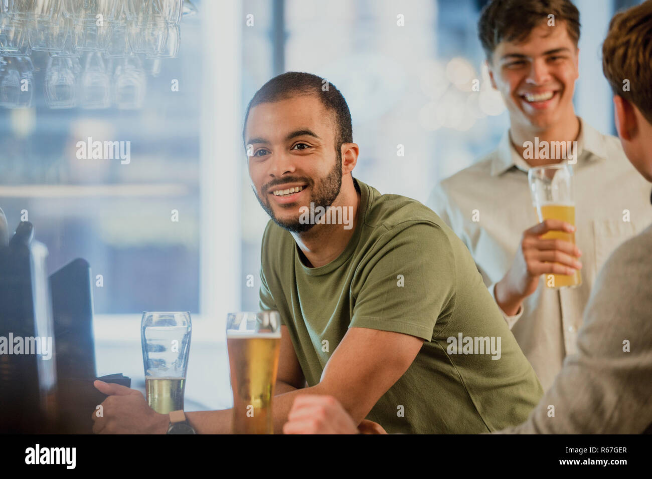 Buying drink nightclub hi-res stock photography and images - Alamy