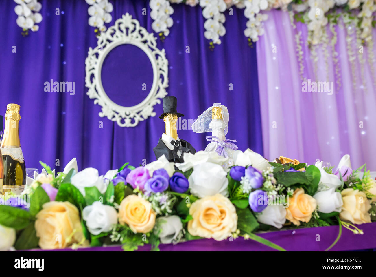 Beautiful flowers on elegant dinner table in wedding day. Decorations  served on the festive table in violet background Stock Photo - Alamy