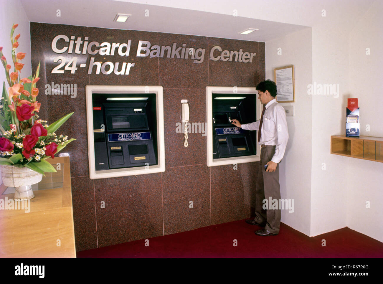 Man withdrawing Money from ATM Machine Stock Photo - Alamy