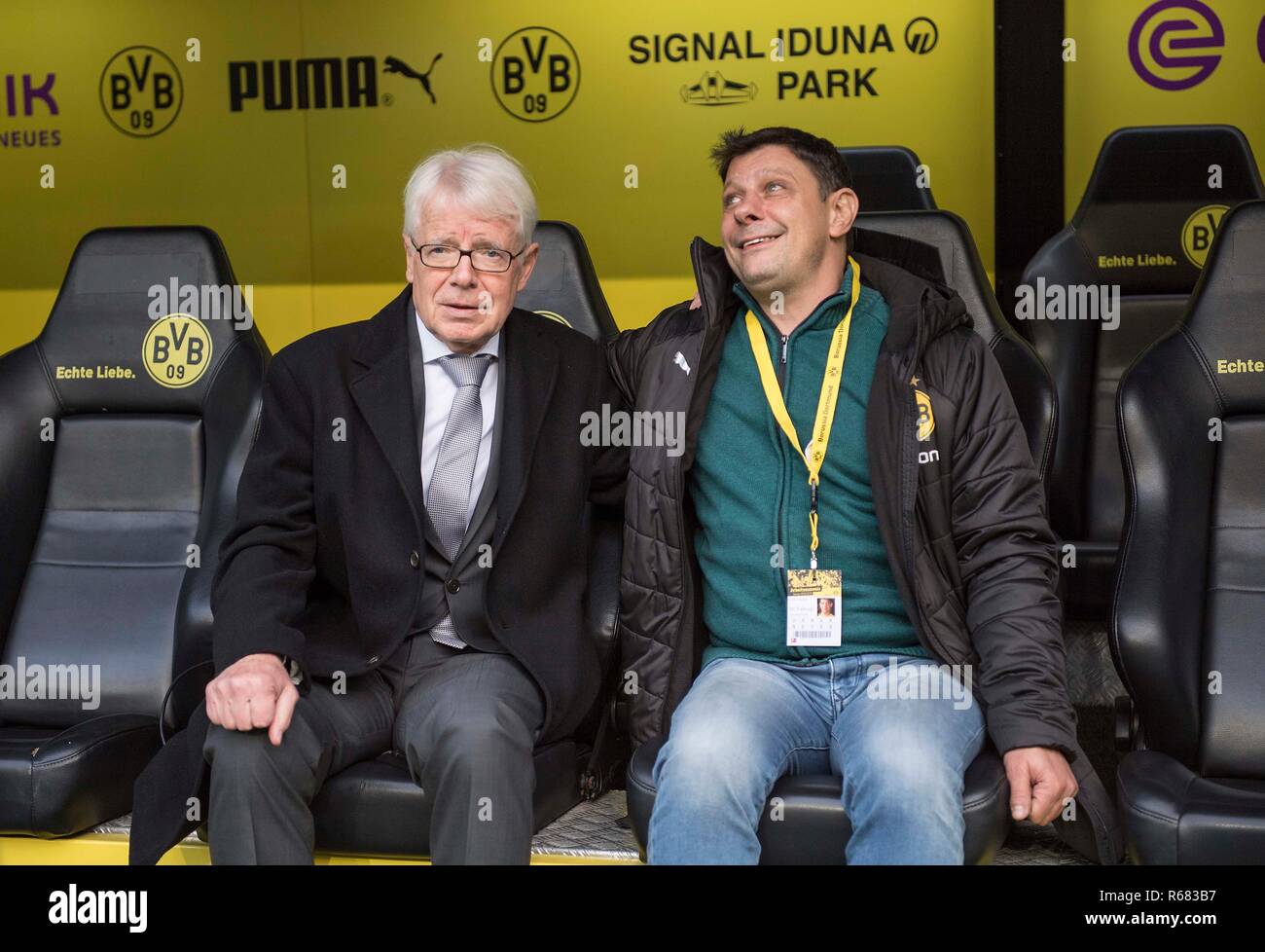 Dr. Reinhard RAUBALL (League President DFL, President DO) with Hasan  CAGLIKALP r. (DO / Kapitaen der Blindenmannschaft) Soccer 1.Bundesliga,  13.matchday, Borussia Dortmund (DO) - SC Freiburg (FR) 2: 0, on 01.12.2018  in
