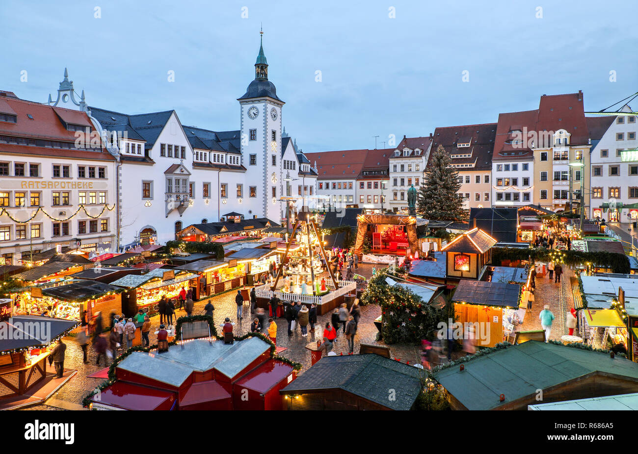 Freiberg, Germany. 03rd Dec, 2018. View of the Christmas market at the Obermarkt. For a total of