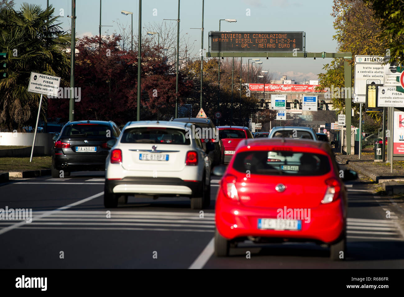 Foto LaPresse/Nicol&#xf2; Campo  04/12/2018 Torino (Italia)  Cronaca Torino, blocco del traffico per i diesel euro 4 Nella foto: un cartello luminoso segnala il blocco del traffico all'ingresso di Torino  Photo LaPresse/Nicol&#xf2; Campo  December 4, 2018 Turin (Italy)  News Turin, traffic block for euro 4 diesels In the picture: a light sign signals the blocking of traffic at the entrance to Turin Stock Photo