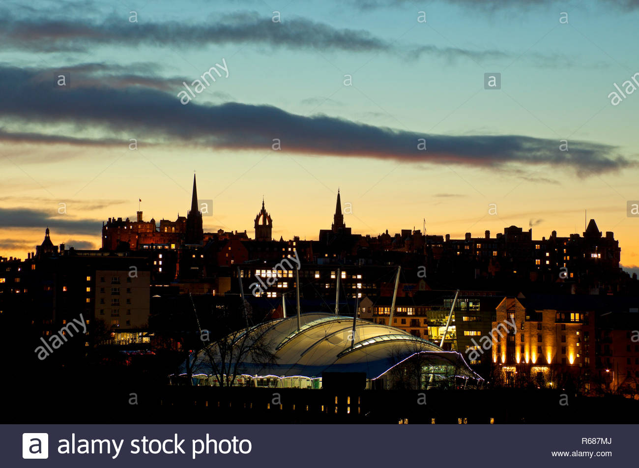 Edinburgh, Scotland, UK. 4th December 2018. Weather, sunset over the city centre of the Scottish capital with chilly temperature of 3 degrees expected to drop to minus one overnight, Dynamic Earth in the foreground and the castle, Hub and St Giles Cathedral in the background. Stock Photo