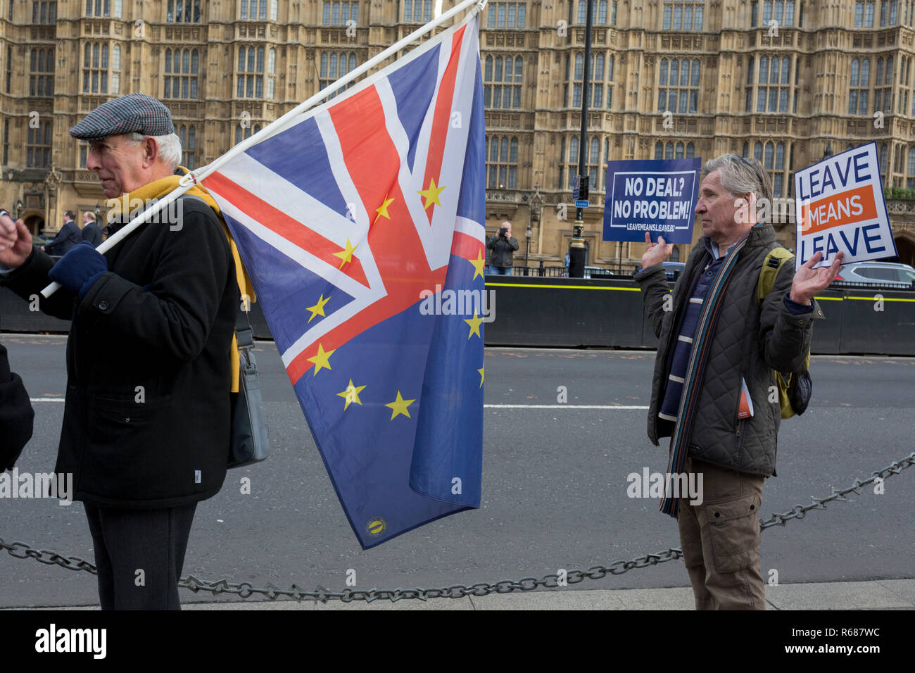 London UK, 4th December 2018: As Prime Minister Theresa May prepares to sell her Brexit deal ahead of five days of debate and eventual vote in parliament, both pro-EU Remainers and Brexiteers argue outside the House of Commons. This week will be a vital step for May's Premiership and the UK's Brexit status.  Photo by Richard Baker / Alamy Live News. Stock Photo