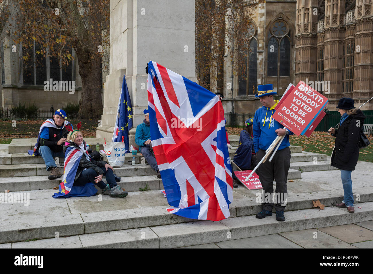 London UK, 4th December 2018: As Prime Minister Theresa May prepares to sell her Brexit deal ahead of five days of debate and eventual vote in parliament, both pro-EU Remainers and Brexiteers argue outside the House of Commons. This week will be a vital step for May's Premiership and the UK's Brexit status.  Photo by Richard Baker / Alamy Live News. Stock Photo