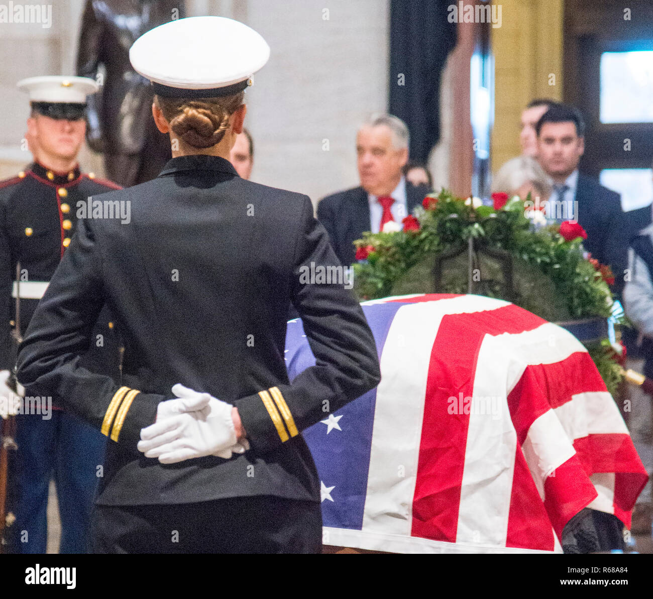 Washington, USA. 04th Dec, 2018. Washington, DC December 4, 2018: The casket of former President George H.W. Bush lies in the rotunda of the US Capitol in Washington DC. The 41st President died on November 30, 2018 and will be buried next to his wife and daughter in Texas. Credit: Patsy Lynch/Alamy Live News Stock Photo