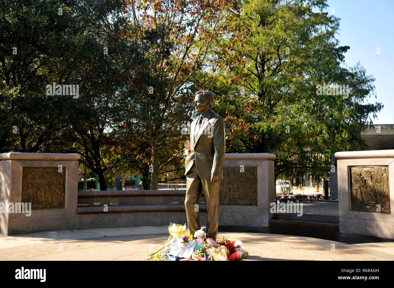 Houston, Texas, USA. 4th Dec, 2018. Houstonians place flowers and gifts at President George H.W. Bush Statue in Downtown Houston. Credit: George Wong/ZUMA Wire/Alamy Live News Stock Photo