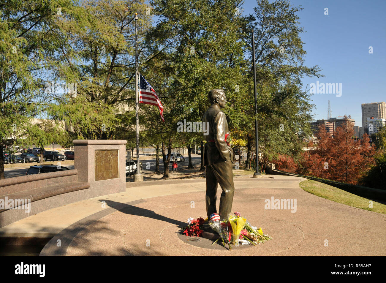 Houston, Texas, USA. 4th Dec, 2018. Houstonians place flowers and gifts at President George H.W. Bush Statue in Downtown Houston, Texas. Credit: George Wong/ZUMA Wire/Alamy Live News Stock Photo