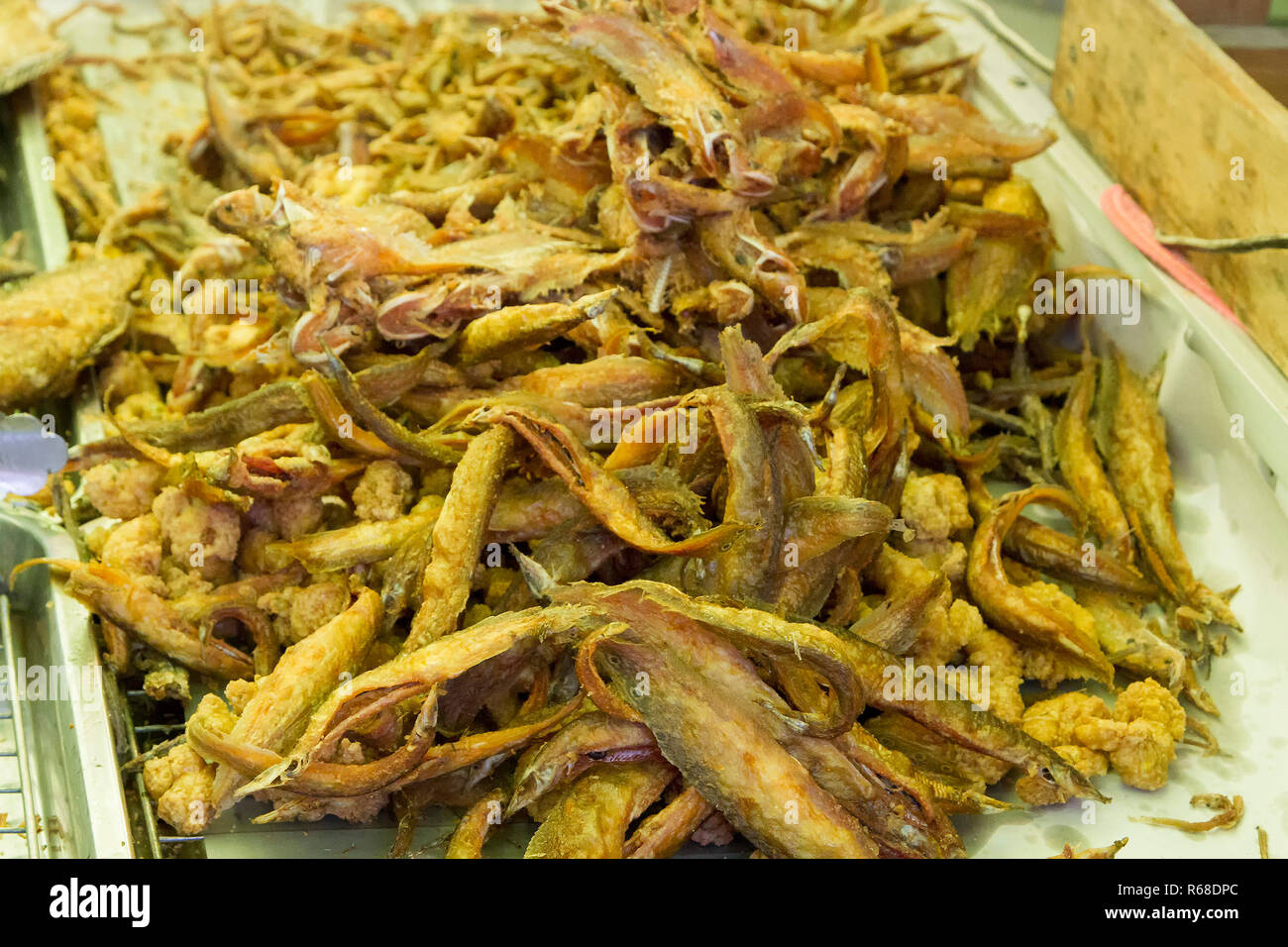 Grilled snakeskin fish all  (Trichogaster pectoralis) arrange on rattan in market in asian food thai food (Fish) Stock Photo