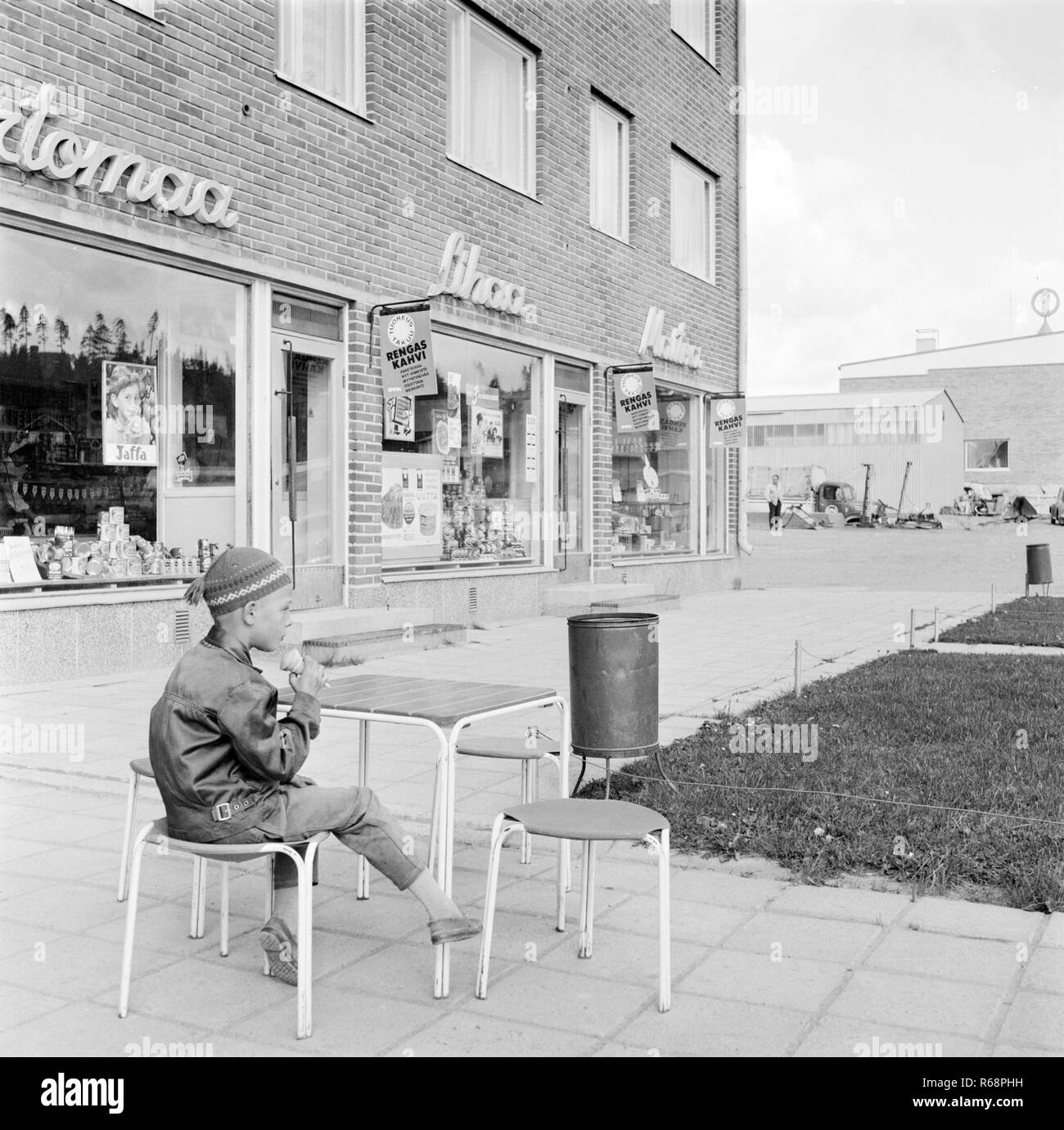 Ice cream eating 1960s hi-res stock photography and images - Alamy