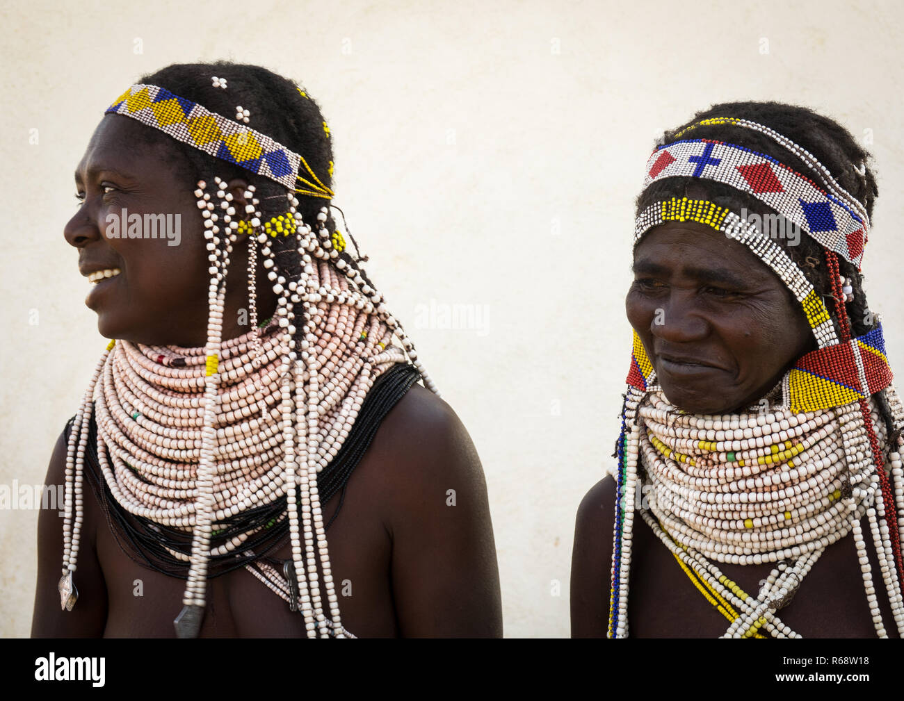 Handa tribe women going to the Tuesday market, Huila Province, Hoque, Angola Stock Photo