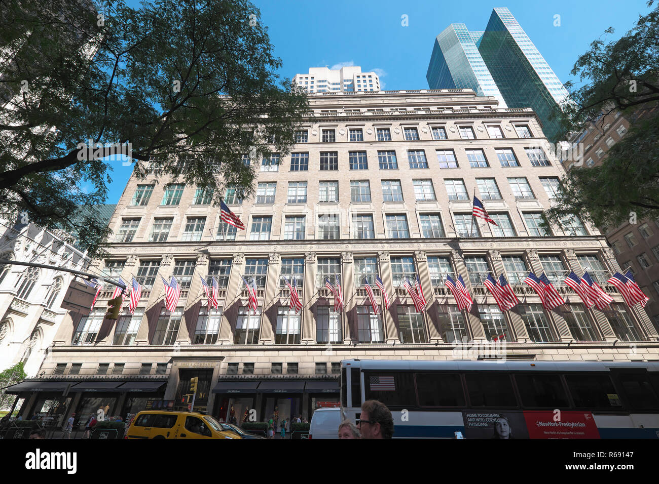 77,141 Saks Fifth Avenue Photos & High Res Pictures - Getty Images