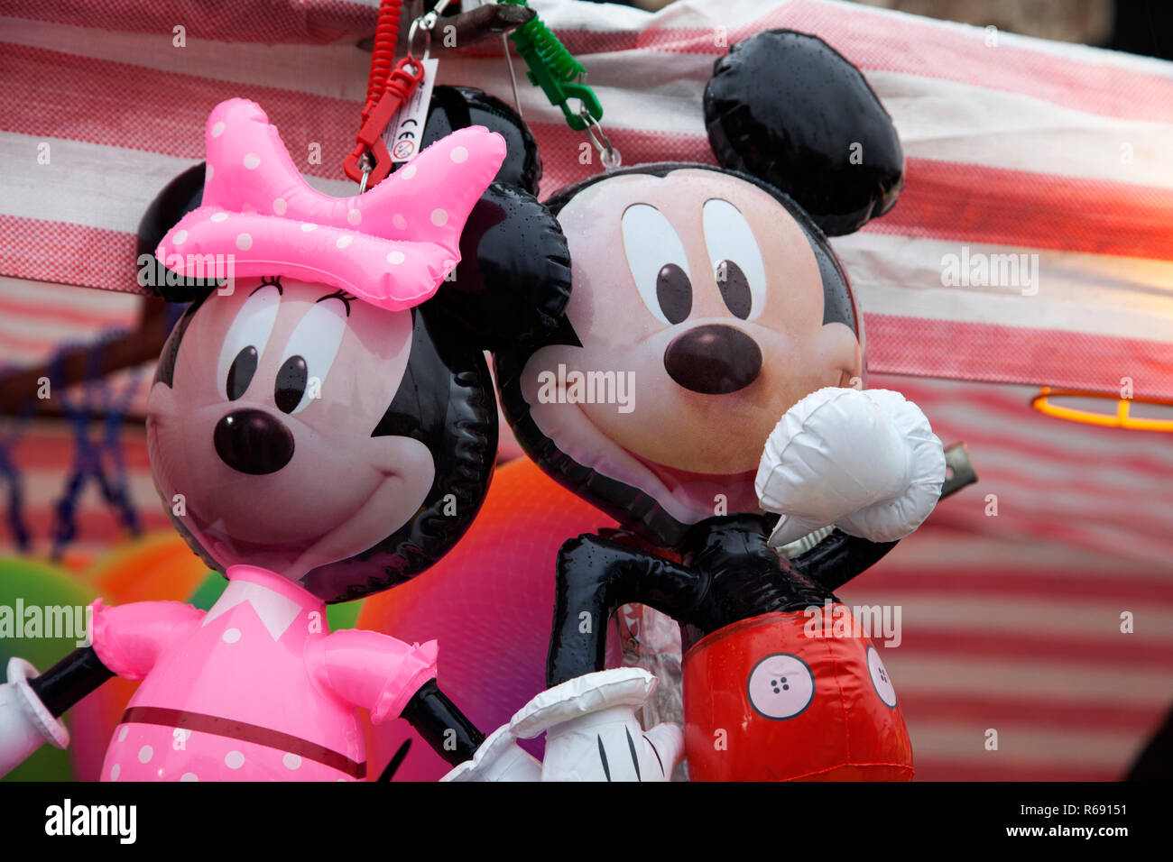 Minnie Mouse, Mickey Mouse (Disney) ein Geschenk anzubieten style  Weihnachtsschmuck mit einem schneereichen Winter Hintergrund  Stockfotografie - Alamy
