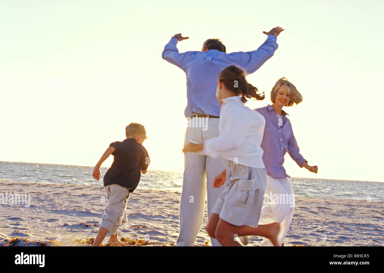 Mutter mit tochter am strand hi-res stock photography and images - Alamy