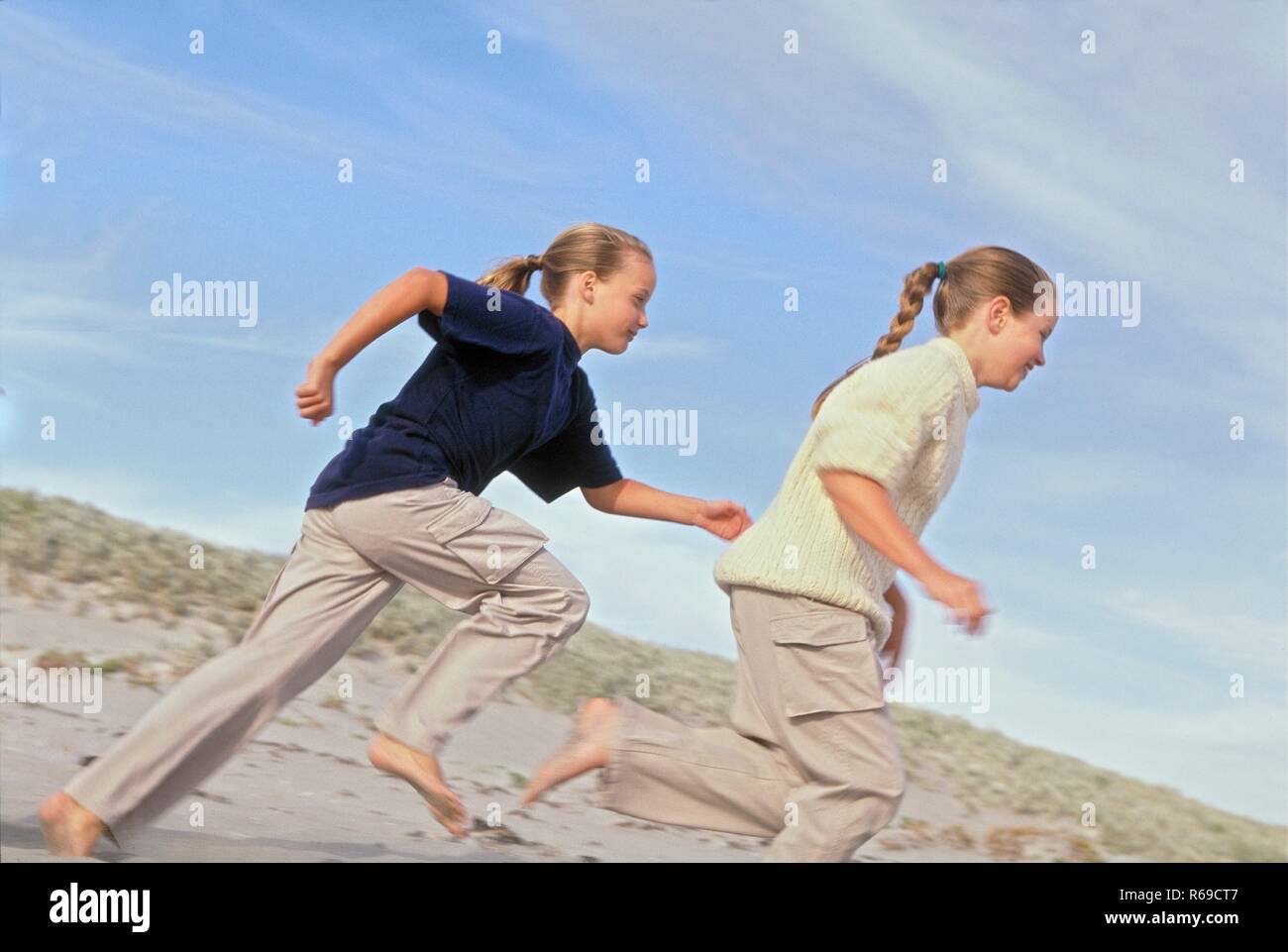 Strandszene Portrait 2 Maedchen Im Alter Von 10 12 Jahren Laufen Barfuss Im Sand Um Die Wette Stock Photo Alamy