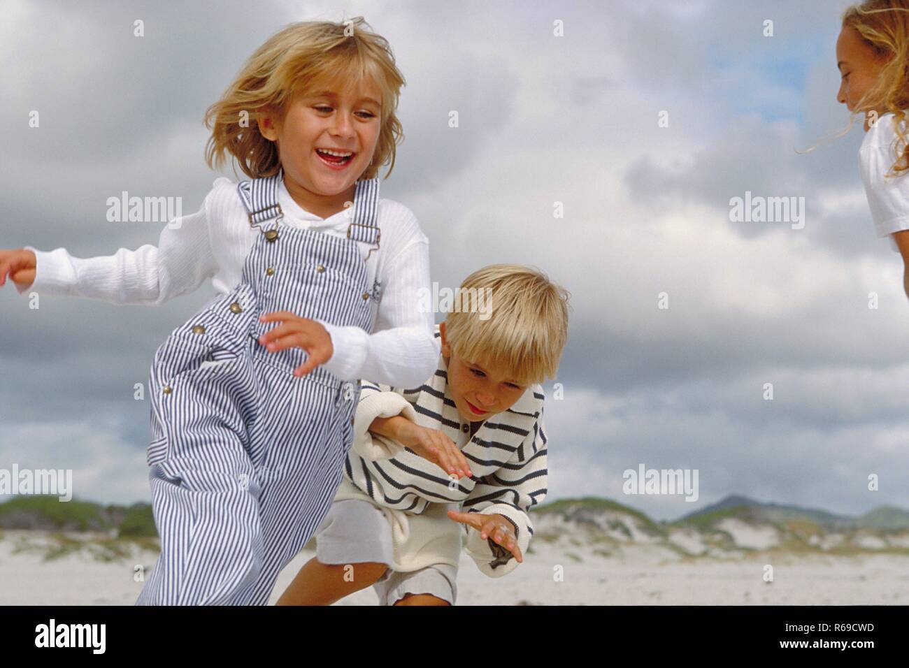Strandszene Gruppe Von 3 Kindern Im Alter Von 5 10 Jahren 2 Maedchen Und 1 Junge Spielen Lachend Am Strand Stock Photo Alamy