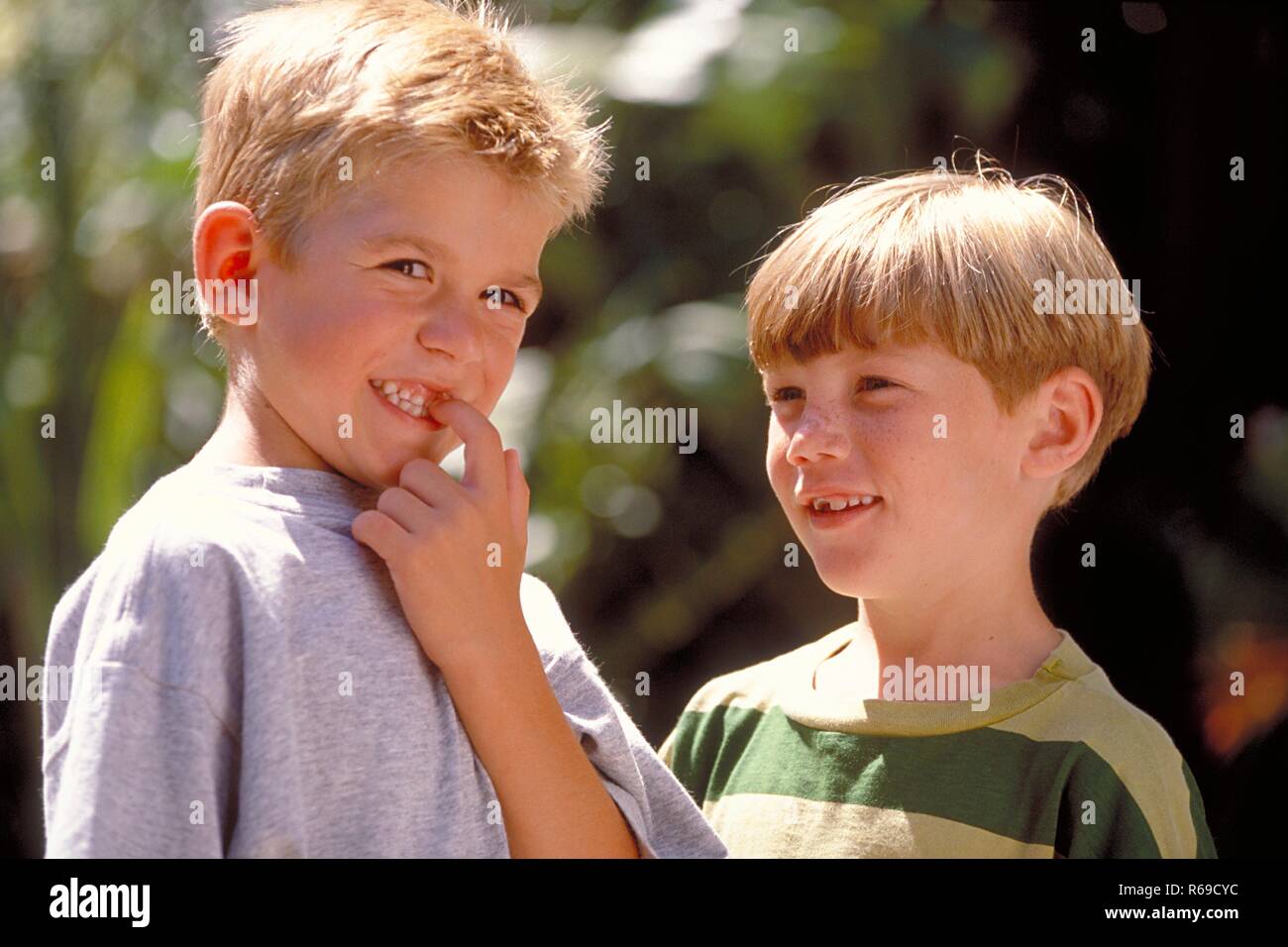 Portrait, Outdoor, zwei witzige blonde Jungen mit Zahnluecke, 6-8 Jahre alt  Stock Photo - Alamy