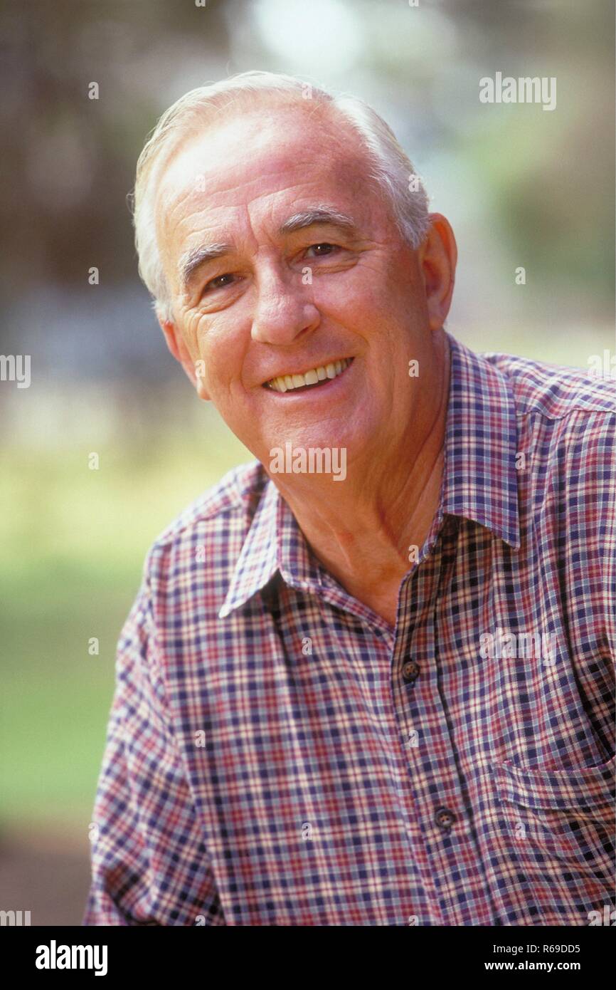 Portrait, Outdoor, weisshaariger Senior bekleidet mit kariertem Hemd, ca. 70 Jahre alt Stock Photo